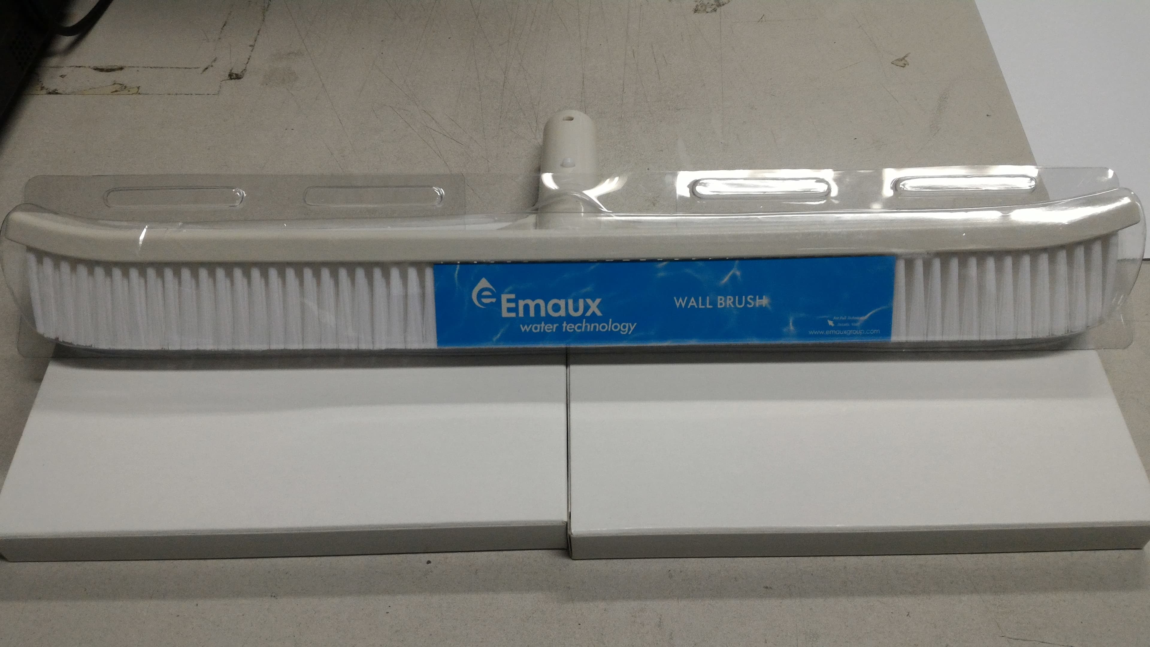 แปรงไนล่อน 18 นิ้ว ด้ามพลาสติก EMAUX